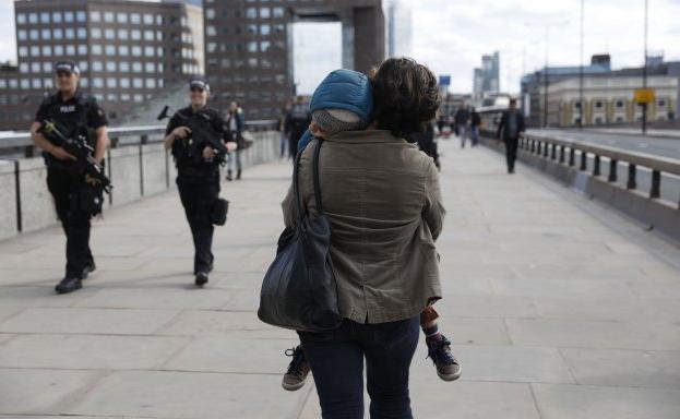 Policías patrullan por el puente donde tuvo lugar el atentado./afp