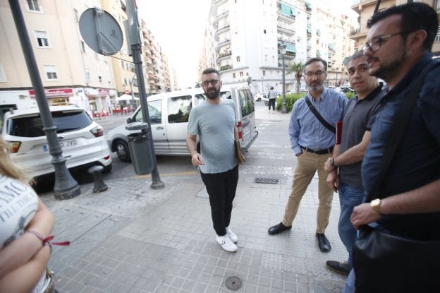 Visita. Pere Fuset y asesores, en una reunión previa con la Interagrupación. / j. monzó