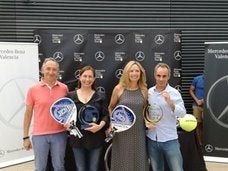 El equipo de Mercedes-Benz Valencia junto a las vencedoras femeninas. /