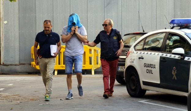 El detenido con la cara tapada. / Alejandro Sepúlveda