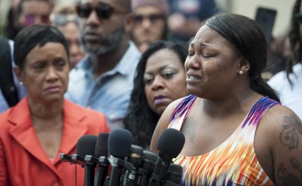 La hermana de Philando Castile, entre lágrimas, tras conocer el veredicto./Efe