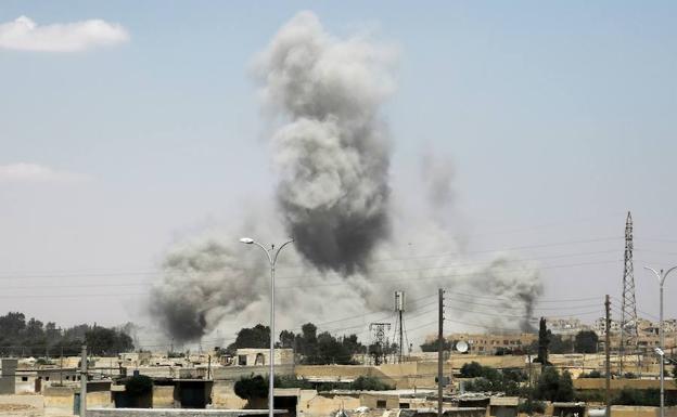Enfrentamientos en la ciudad siria de Raqa./DELIL SOULEIMAN (Afp)