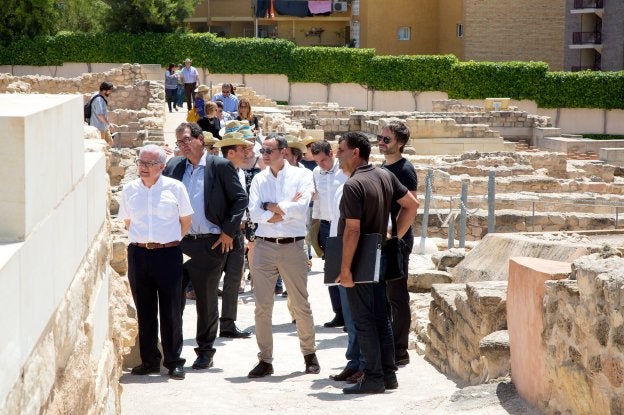El presidente de la Diputación de Alicante señaló que Lucentum «es un icono de nuestro pasado». DAFirma de los documentos de cesión. DA/