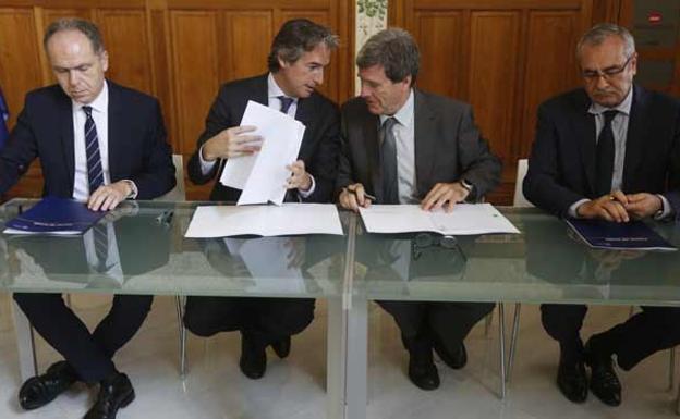 El Ministro de Fomento, Íñigo de la Serna (i), y el presidente de la Autoridad Portuaria de València, Aurelio Martinez (d), conversan durante la firma de varios convenios en la estación del Norte de Valencia. 