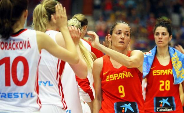 Laia Palau saluda a las jugadoras checas tras la derrota de España. /EFE