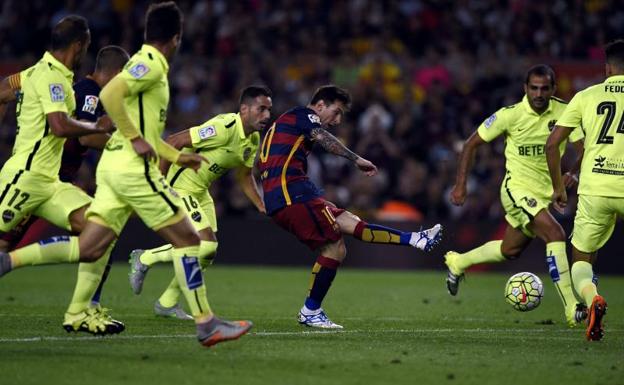 Leo Messi se dispone a marcar un gol con el Barcelona. /AFP