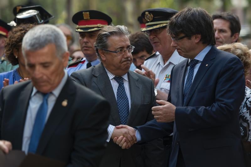 Zoido y Puigdemont, ayer, en el homenaje a las víctimas del atentado de Hipercor en Barcelona./Afp