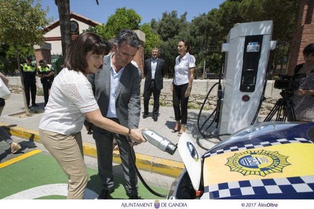 La edil Àngels Pérez recarga el vehículo de la Policía Local.
