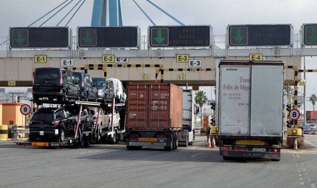 Camiones en los accesos al Puerto de Valencia.