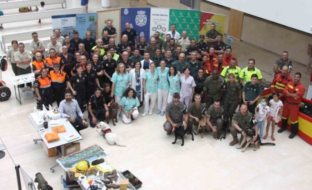 Agentes de distintos cuerpos de seguridad, ayer en La Fe. / LP