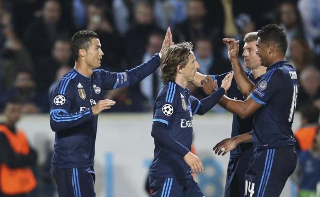 Los jugadores del Real Madrid celebran un gol en la Liga de Campeones.
