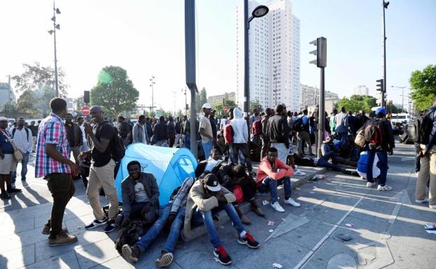 Inmigrantes durante la evacuación.