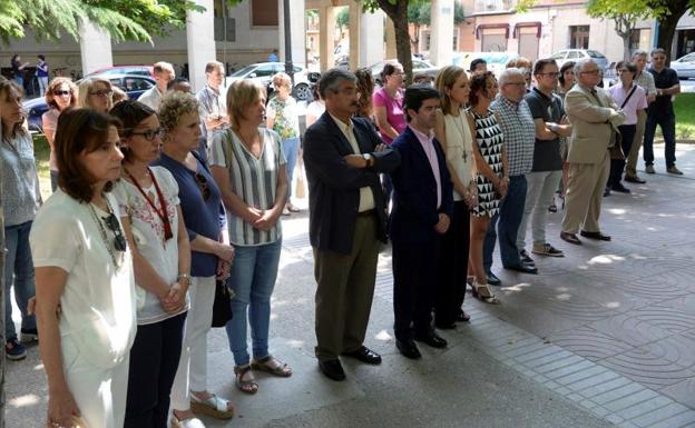 Concentración en repulsa por el asesinato en Sabiñánigo./Efe