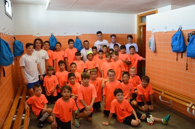 Algunos de los alumnos del campus junto a Pepelu. / J. Zamora
