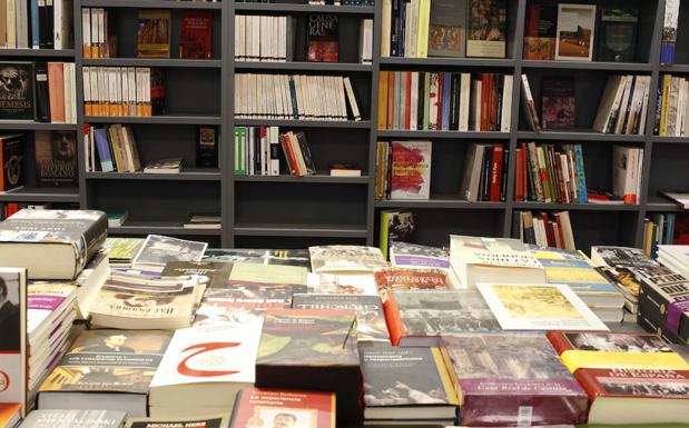 Libros expuestos en la librería madrileña 'Fuentetaja'.