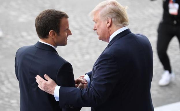 Macron estrecha la mano de Trump.