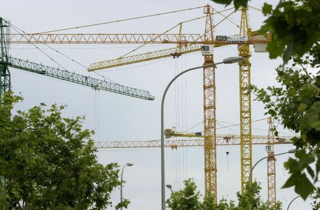 Una serie de grúas en obras de Valencia.