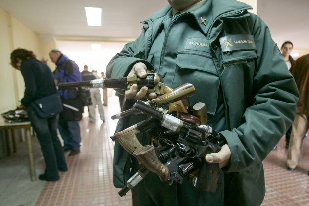 Pistolas y revólveres en una subasta de la Guardia Civil.