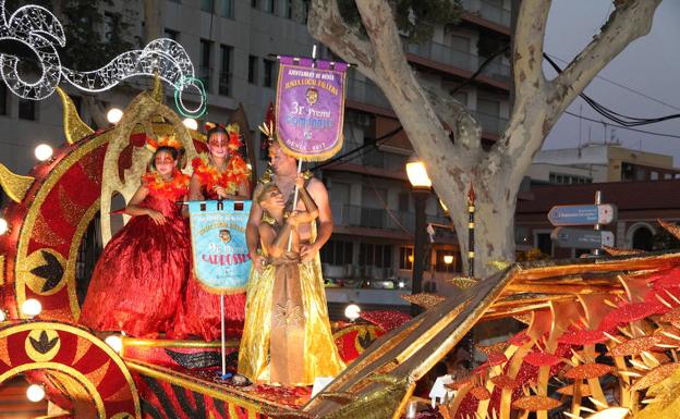 Las carrozas desfilaron ayer por las calles de Dénia.