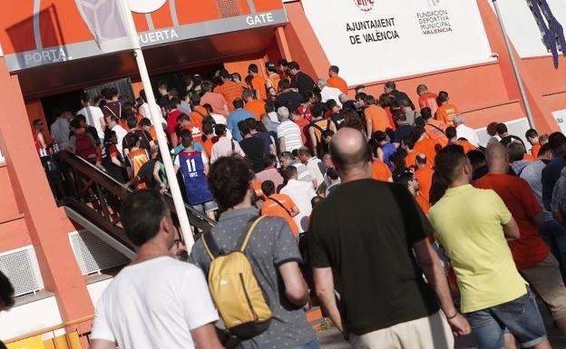 Aficionados del Valencia Basket hacen cola para sacar los pases