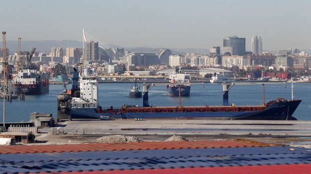 Buque dispuesto para la carga en el Puerto de Valencia.