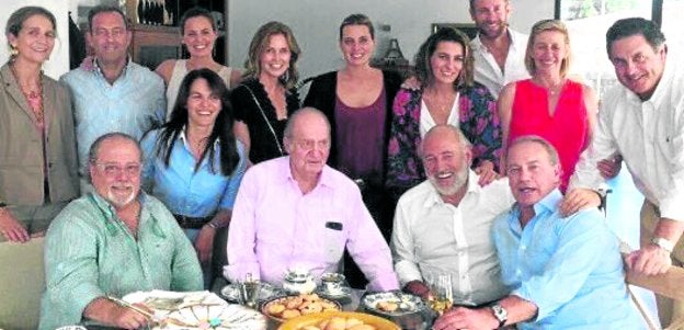 Arévalo (a la izquierda) compartió en las redes la foto con don Juan Carlos, la infanta Elena y Bertín.