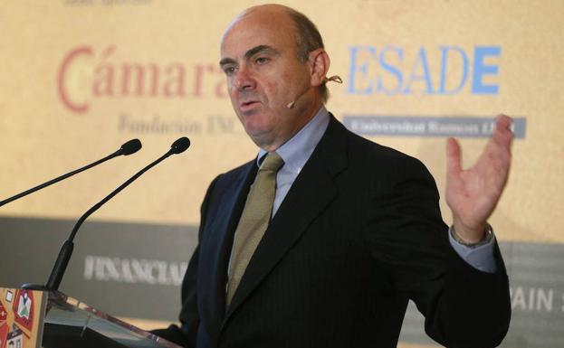 Luis de Guindos habla en una conferencia.