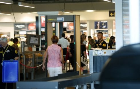 Una pasajera pasando un control de seguridad del aeropuerto de Manises.