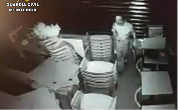 Hombre robando joyas en viviendas de Santa Pola.