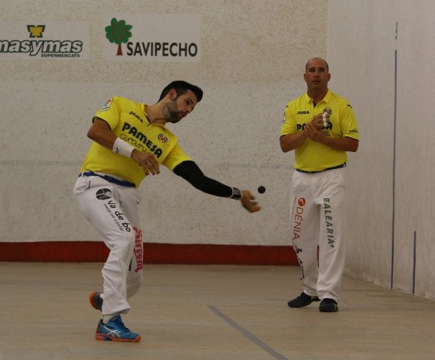 Pere Roc II golpea durante el Trofeu Villarreal CF ante la mirada de Félix.
