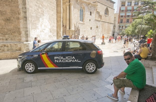 Un coche policial atravesado en la calle Micalet.