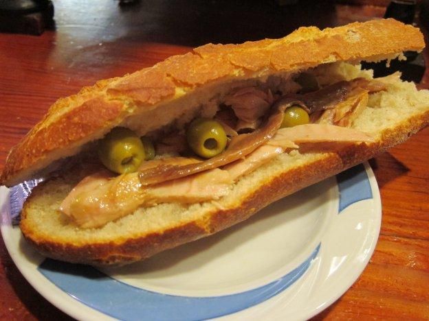 Bocadillo de ventresca, aceitunas y anchoas.