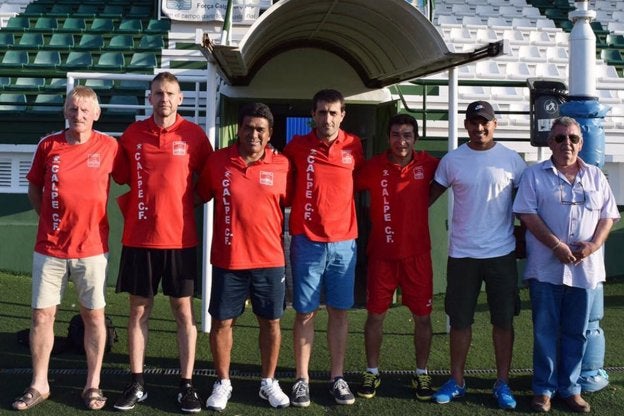 Benjamín Pérez, en el centro, junto a su cuerpo técnico.