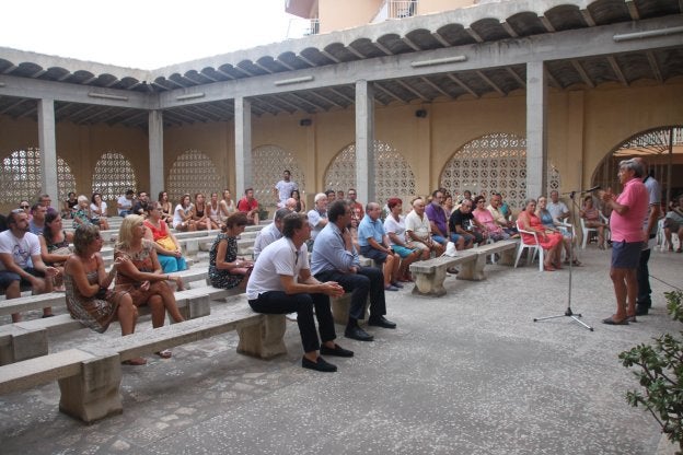 José Miguel Saval, sentado en primera fila, junto a vecinos de la playa de Les Deveses.