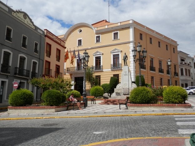 Acceso principal al ayuntamiento de Oliva.