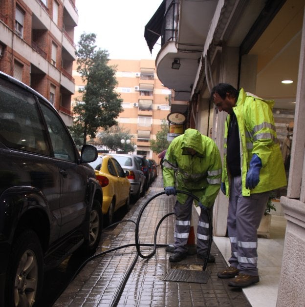 Operarios realizan las tareas de limpieza.