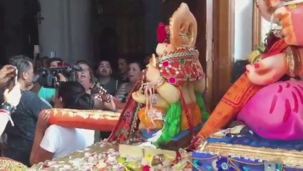 Momento en que el dios hindú Ganesh entra en la iglesia de Nuestra Señora de África.