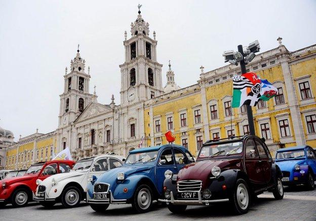 Tomando Portugal. La llegada de 2.000 2CV revolucionó la pequeña localidad costera de Ericeira.