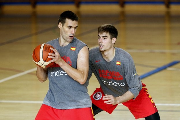 San Emeterio, defendido por Willy Hernangómez durante un entrenamiento.