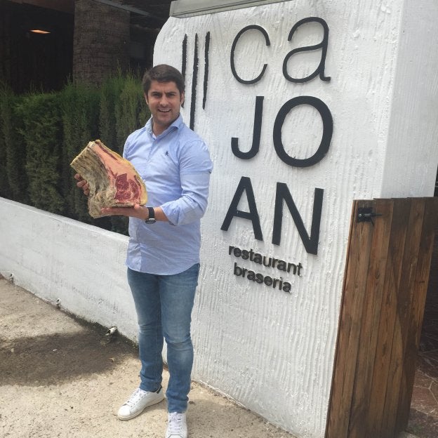 Propietario. Joan Abril, a las puertas de su restaurante en Altea.