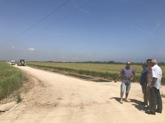 Los técnicos municipales, en una visita a pie de obra.