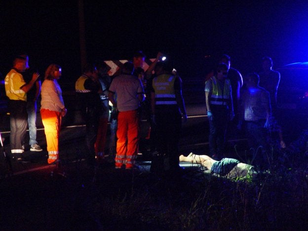 Un grupo de sanitarios y agentes junto al cadáver de la mujer.