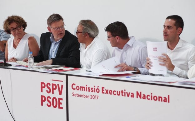 Ximo Puig, presidente de la Generalitat, junto a otros líderes socialistas en la ejecutiva del PSPV.