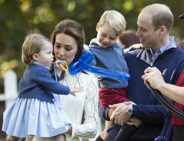 Los duques Guillermo y Catalina, con sus hijos, Jorge, de 4 años, y Carlota, de 2.