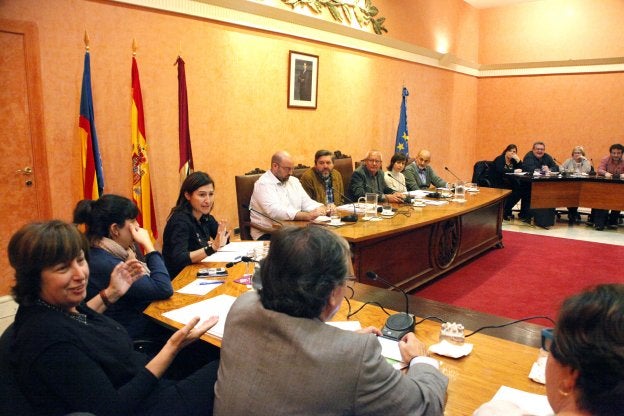 El ejecutivo de Dénia, formado por PSPV y Compromís, en el pleno de noviembre de 2015 cuando se desveló la sentencia del TSJ.
