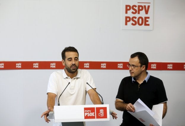 José Muñoz, secretario de organización del PSPV, junto al diputado Julián López.