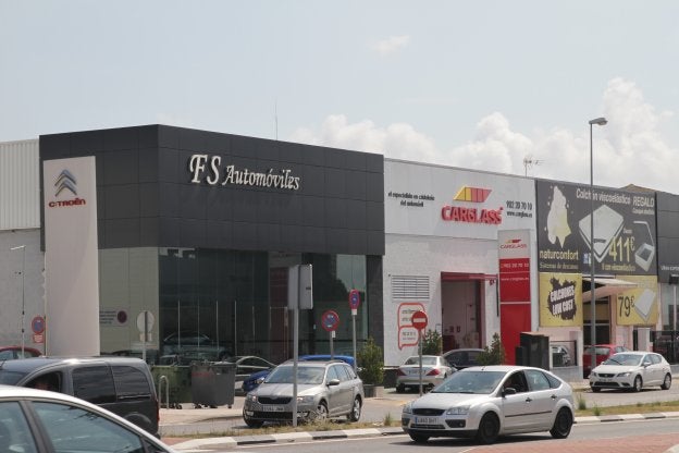 Parte de los negocios vinculados al sector del automóvil instalados en Paterna.