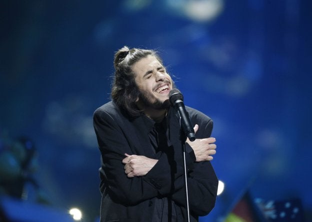 El cantante Salvador Sobral interpreta 'Amar pelos dois' en la final de Eurovisión.
