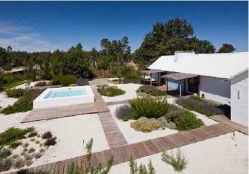 Una casa rodeada de entorno forestal.