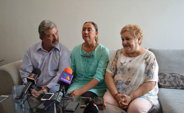 Los padres de Jorge Fernández y la madre de Pilar Garrido, en rueda de prensa.